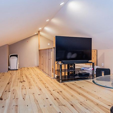 Centennial 6-Bedroom Waterfront Palace Sleeps 14 มอนทรีอัล ภายนอก รูปภาพ