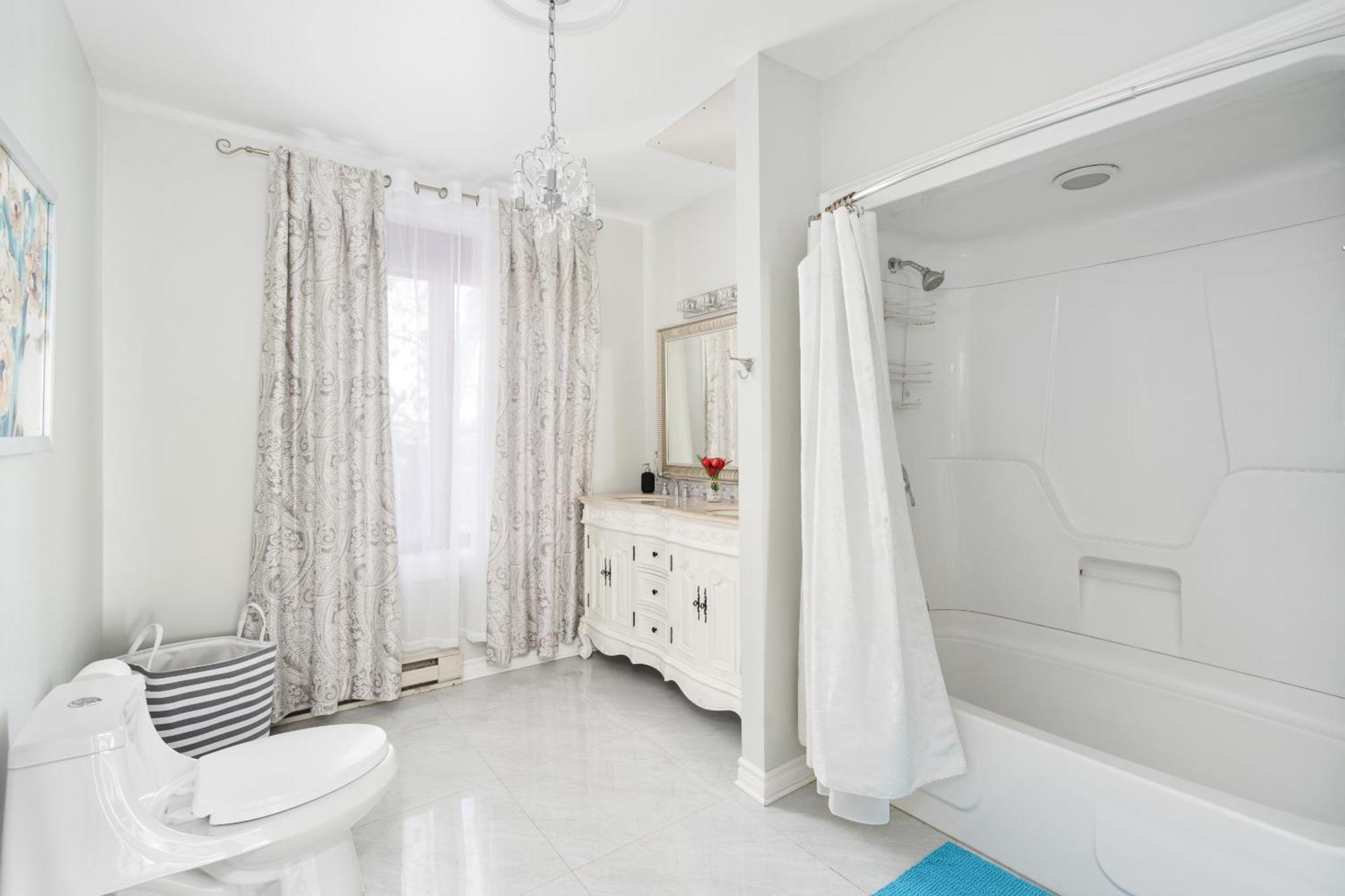 Centennial 6-Bedroom Waterfront Palace Sleeps 14 มอนทรีอัล ภายนอก รูปภาพ