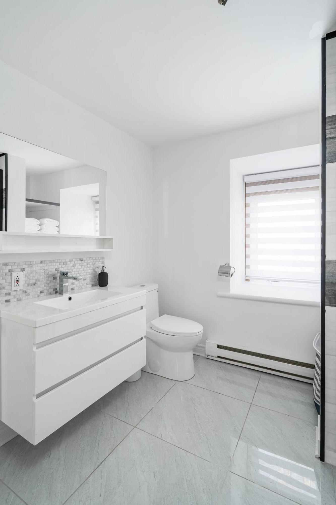 Centennial 6-Bedroom Waterfront Palace Sleeps 14 มอนทรีอัล ภายนอก รูปภาพ