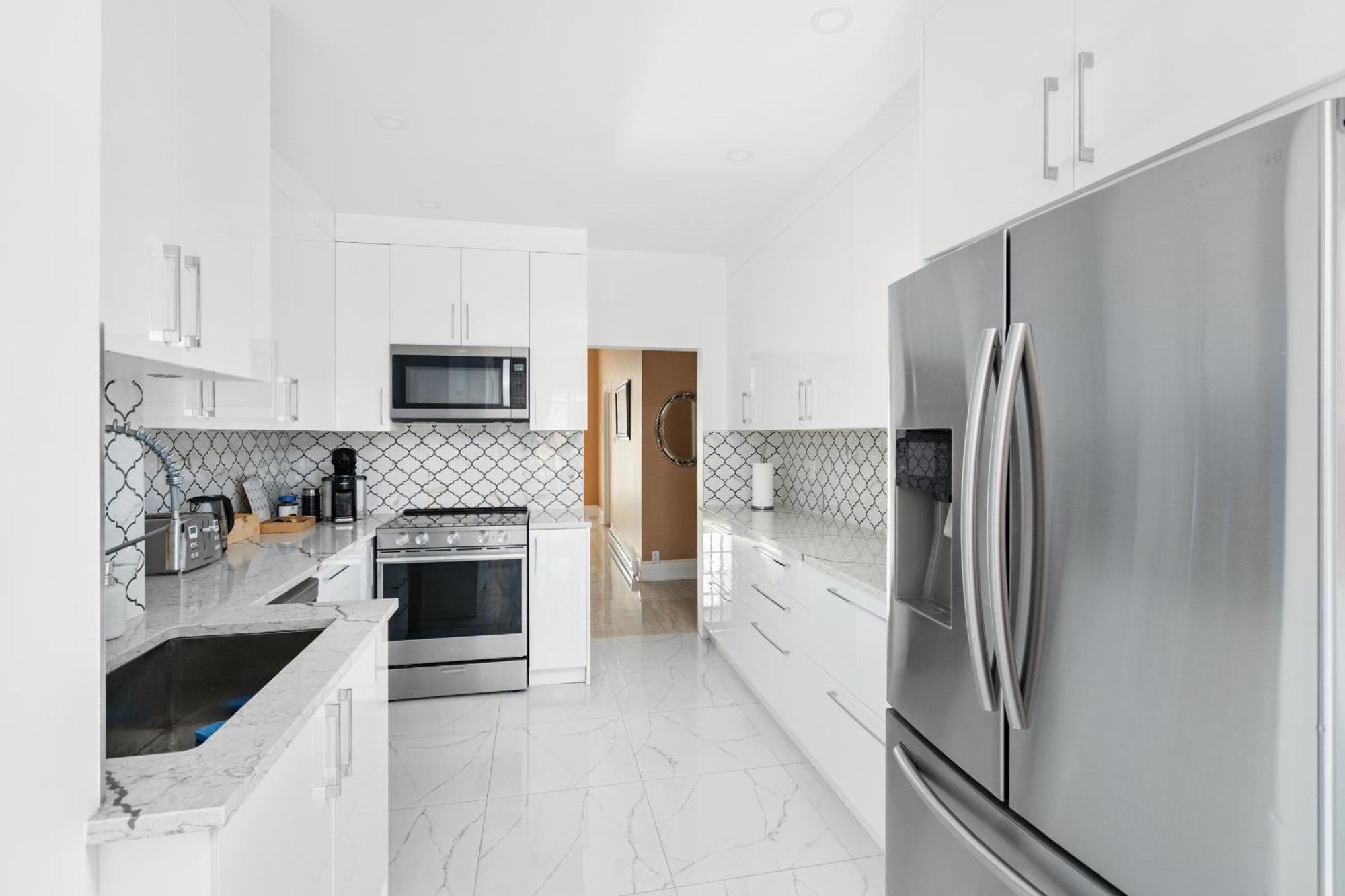 Centennial 6-Bedroom Waterfront Palace Sleeps 14 มอนทรีอัล ภายนอก รูปภาพ