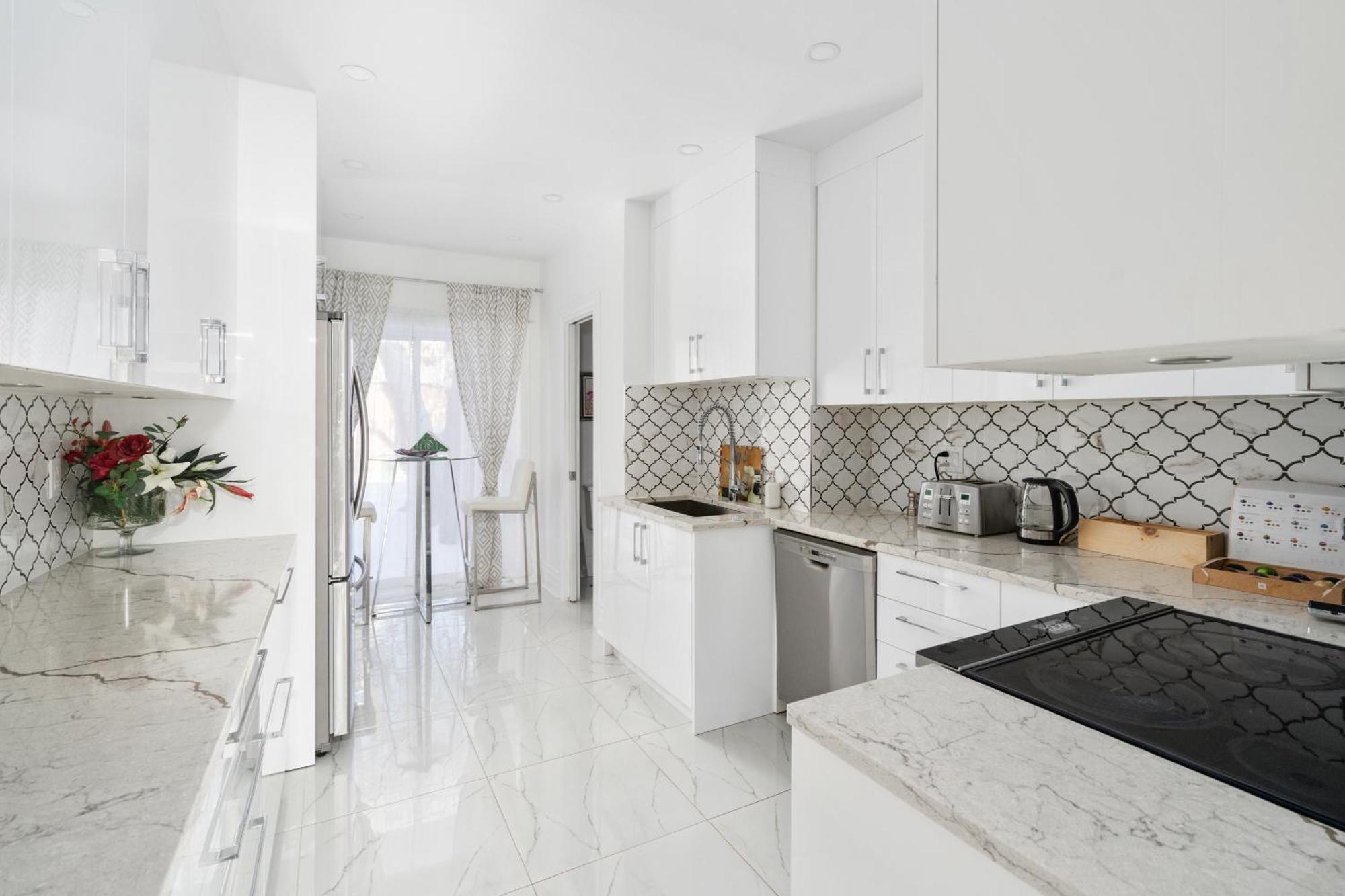 Centennial 6-Bedroom Waterfront Palace Sleeps 14 มอนทรีอัล ภายนอก รูปภาพ