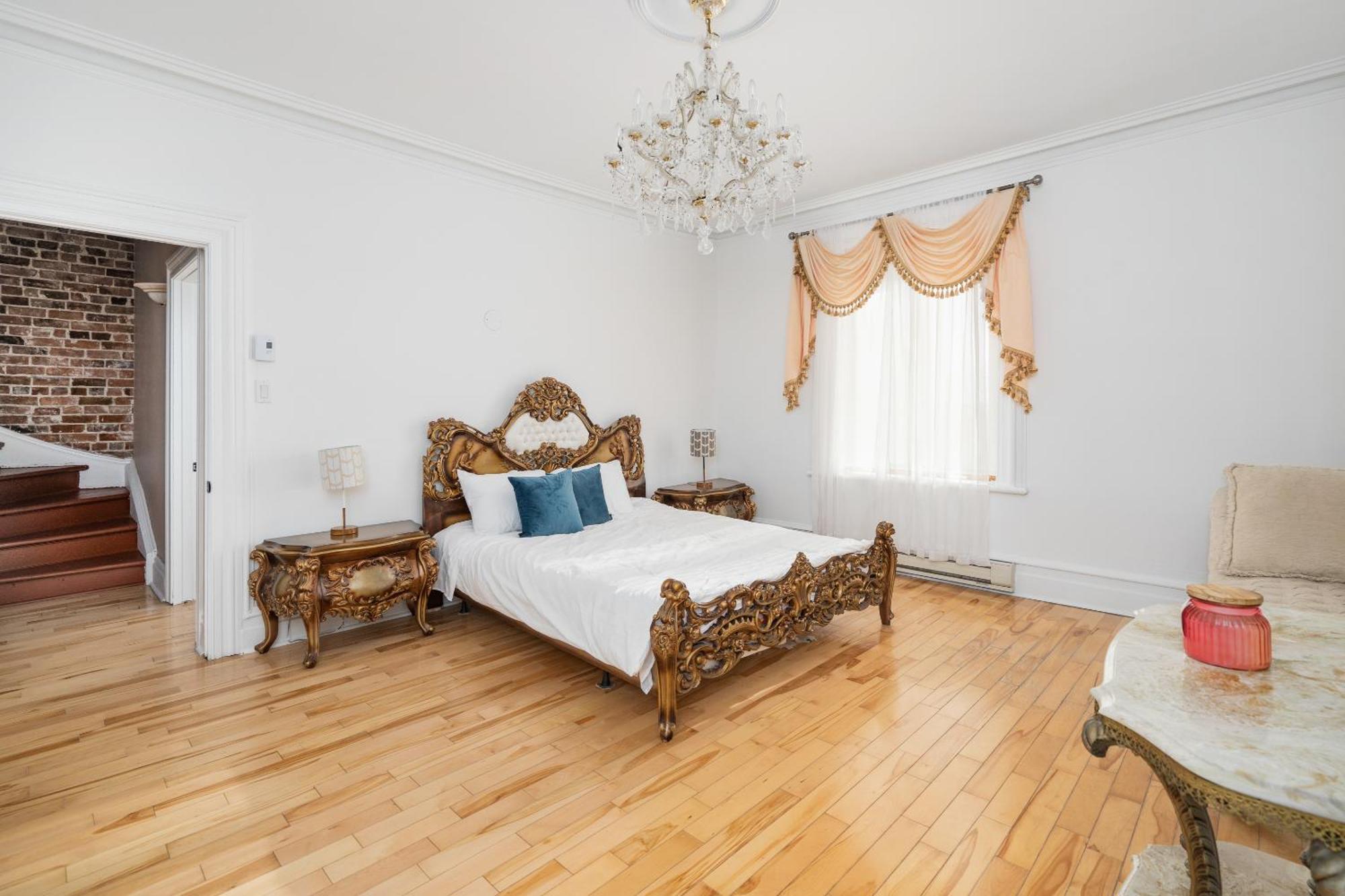 Centennial 6-Bedroom Waterfront Palace Sleeps 14 มอนทรีอัล ภายนอก รูปภาพ