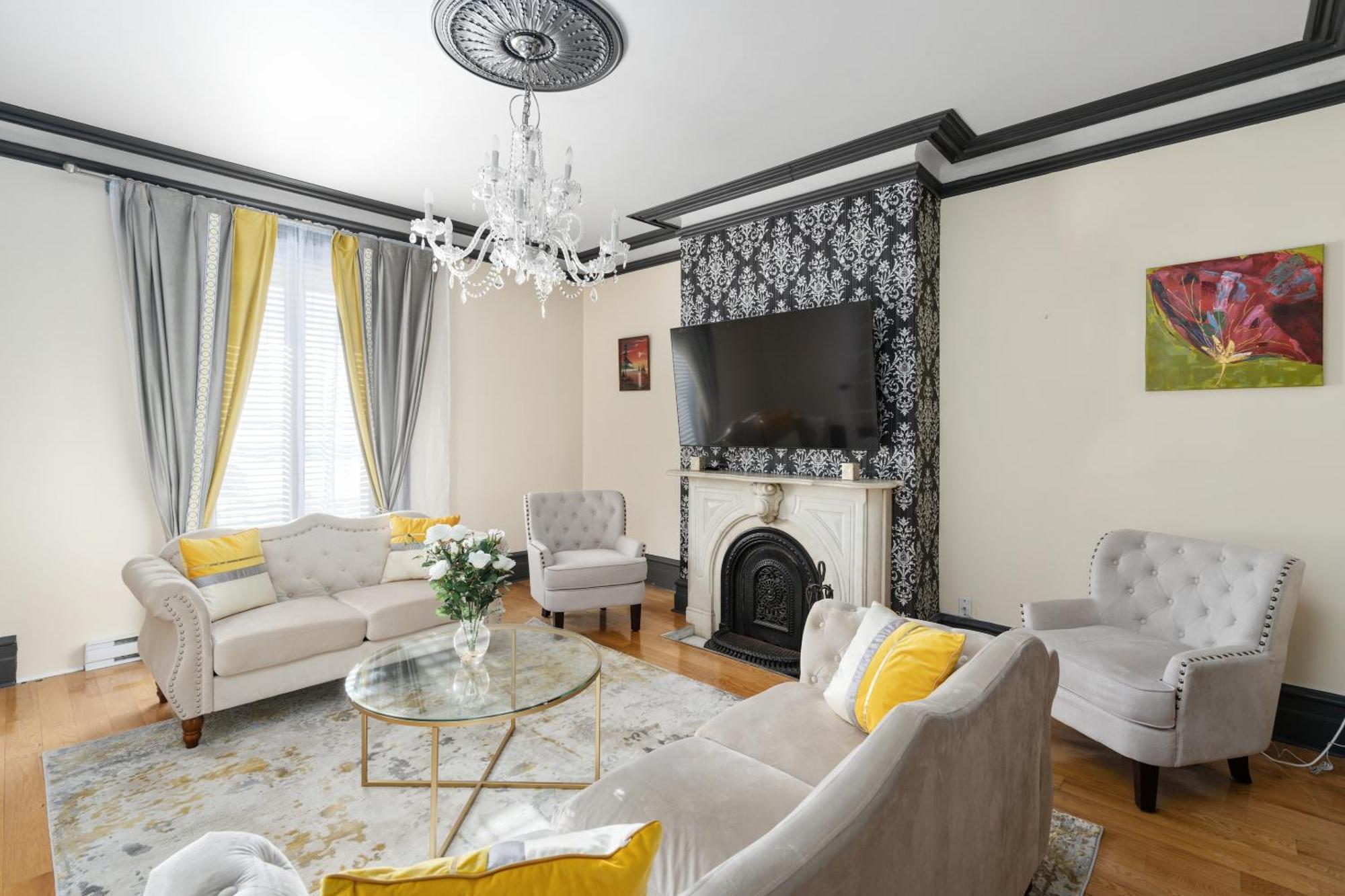 Centennial 6-Bedroom Waterfront Palace Sleeps 14 มอนทรีอัล ภายนอก รูปภาพ